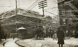 Illustration for article titled Photos from the Days When Thousands of Cables Crowded the Skies